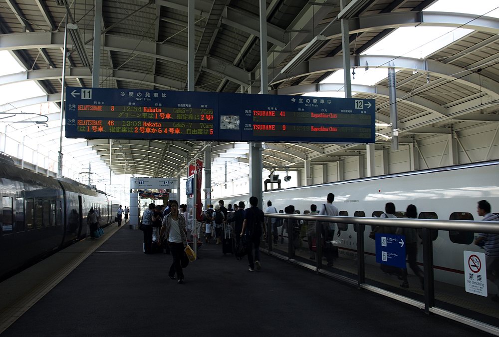 Pestup z rychlku na shinkansen. Shinkansen jezd na Kj jen do Hakaty a pak z Shin-Yatsushiro do Kagoshimy. Spojen se stav, v roce 2011 na jae by mlo bt hotovo.