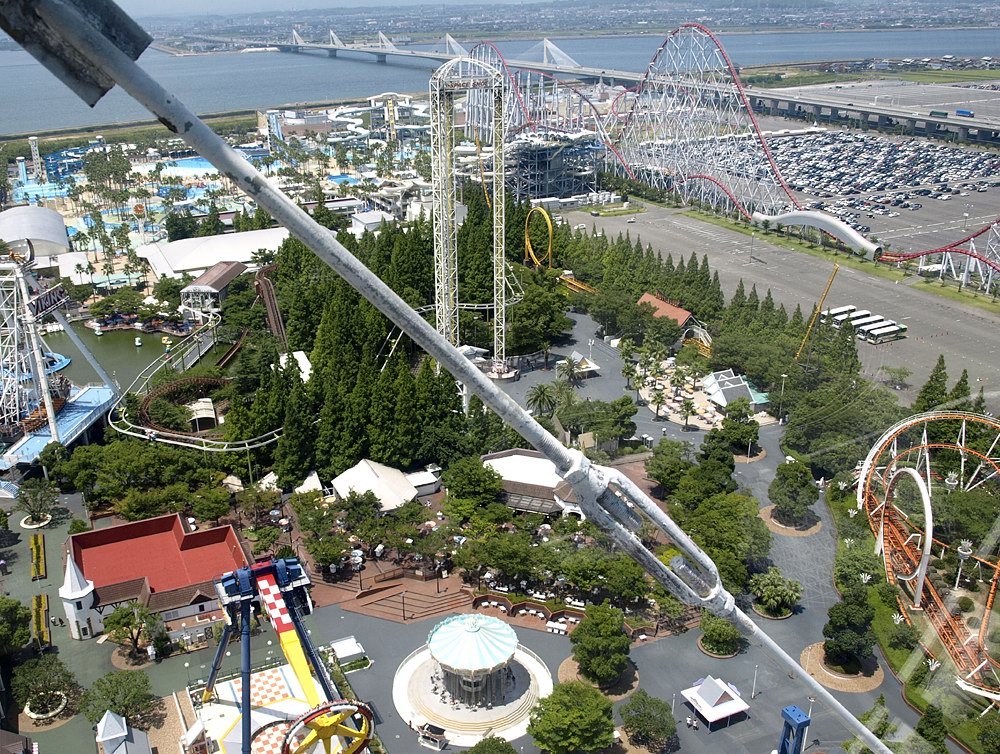 Zbavn park Nagashima Spa Land z ruskho kola, nalevo akvapark, napravo Steel Dragon 2000