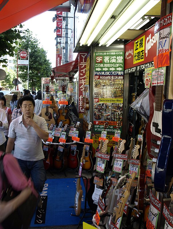 Ochanomizu, Music instruments area (spousta kytar, dn synth:-()