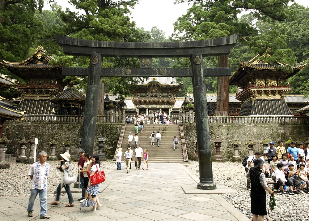 Brna Jomeimon  za torii uvnit svatyn Tog