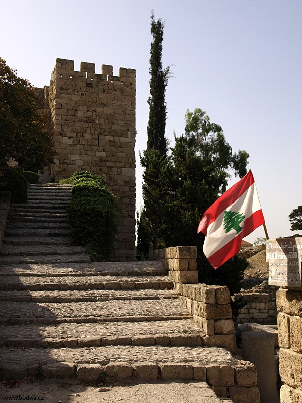 Vstup do hradu s libanonskou vlajkou.