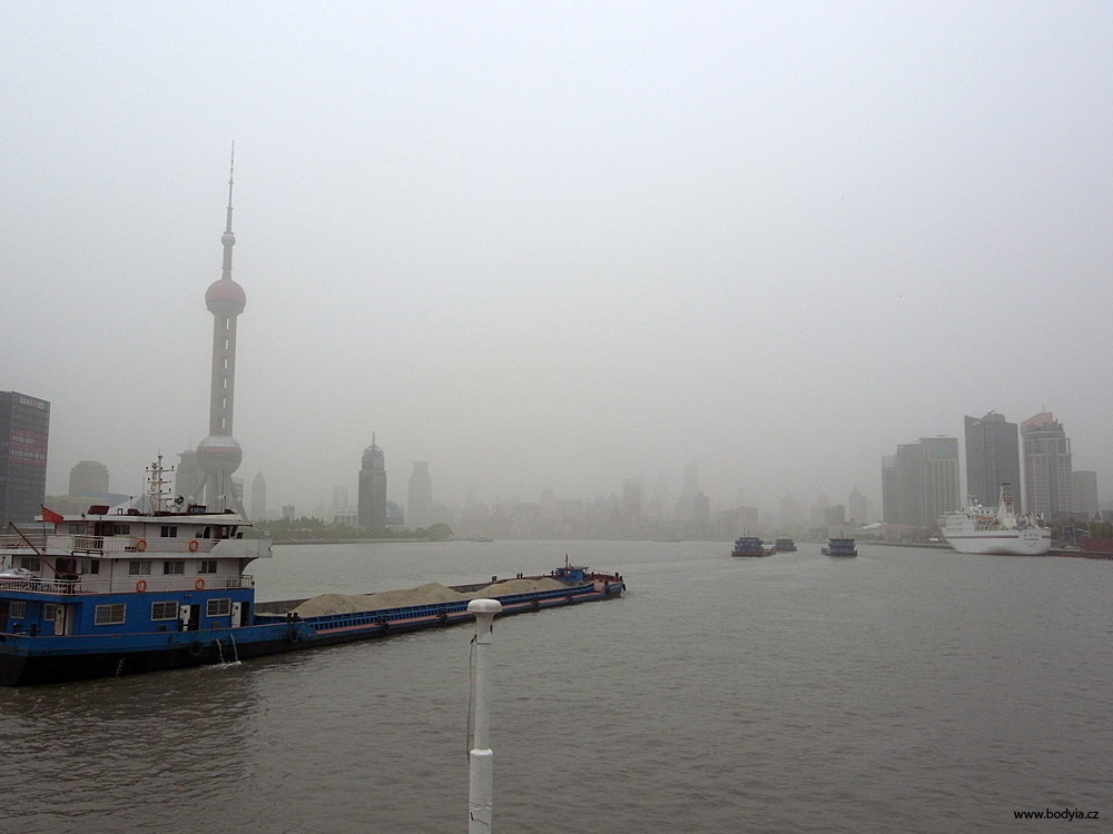 Na lodi na řece Hongzhou. Je opravdu špatně vidět. Ricoh GX200.