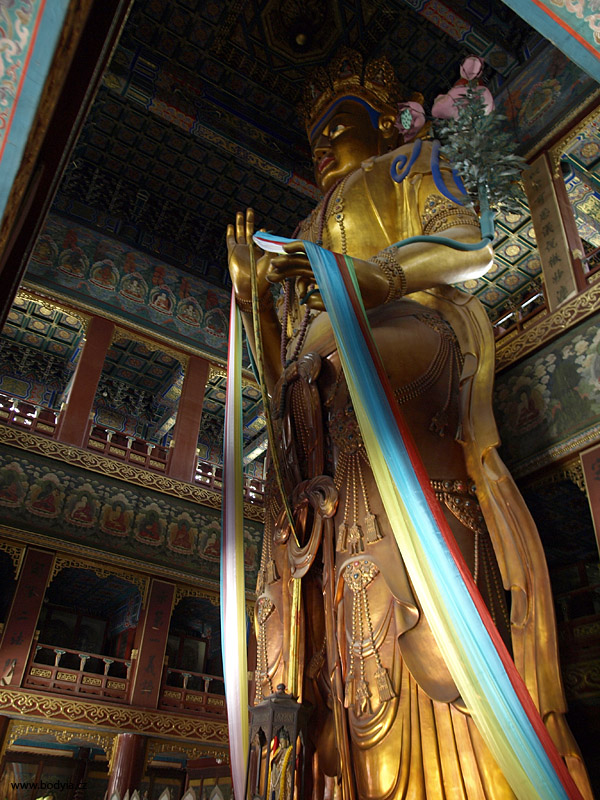 Ohromn socha Buddhy uvnit