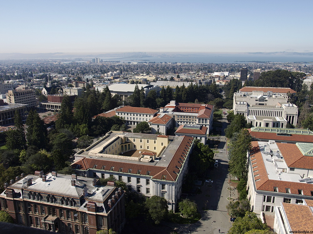 Budovy univerzity a v pozadí Oakland a přes zátoku Frisco.
