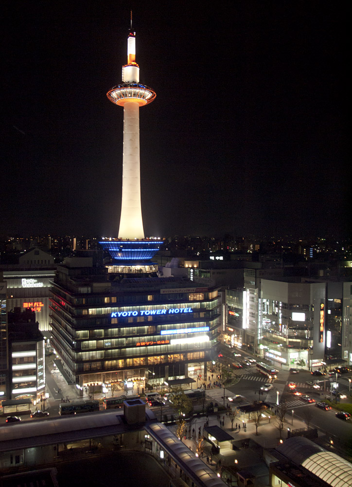 Kyoto tower ped ndram. 
Fotografie Olympus E30 + objektiv ZD 1454 a Panasonic GX1 + objektivy 14mm a 14-42