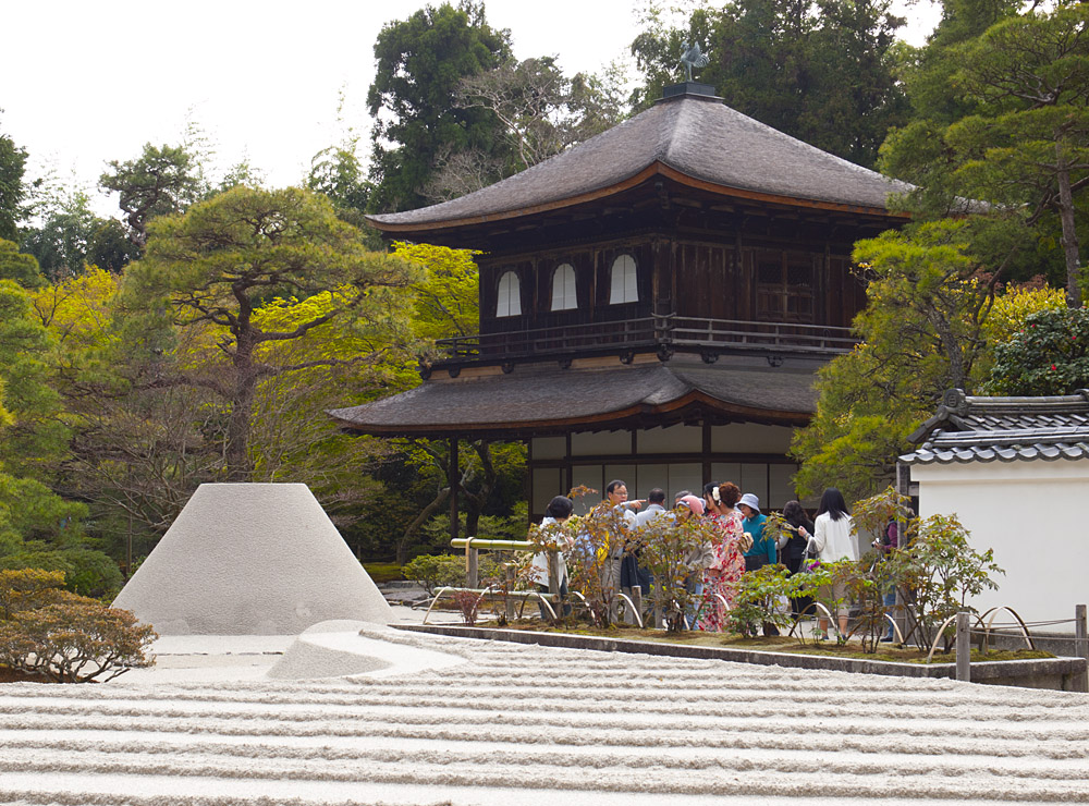 Gingakuji, Stbrn pavilon se suchou zenovou zahradou